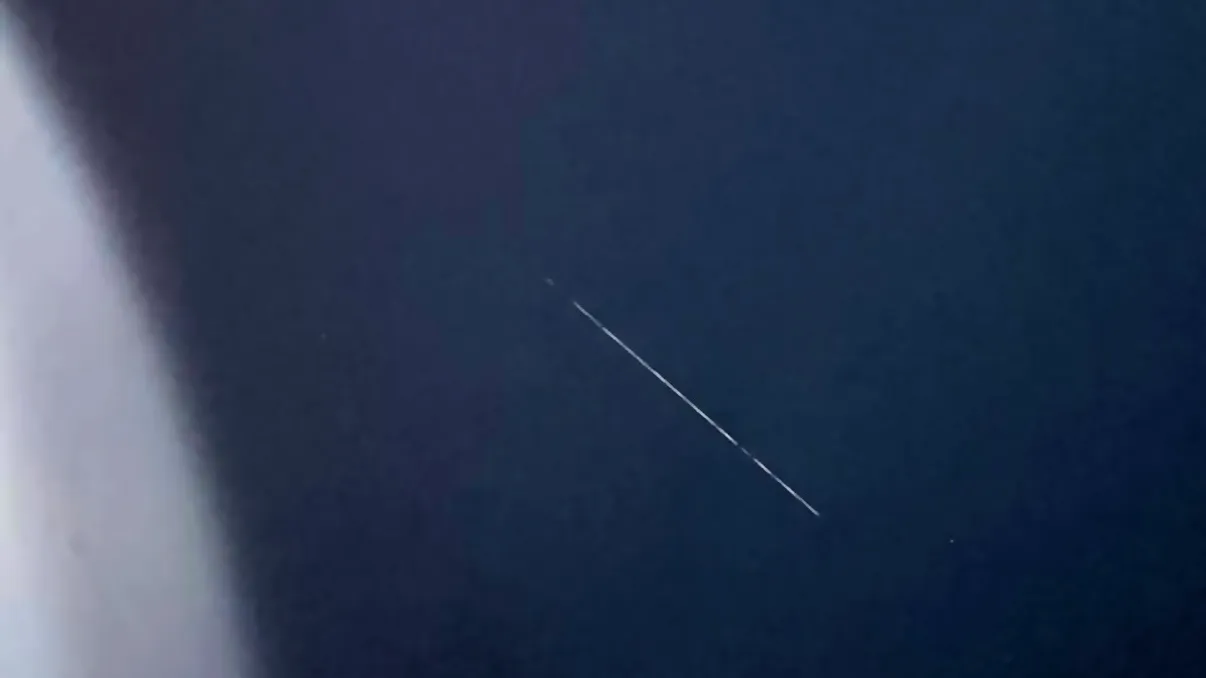 Apariția de pe cerul României, în miez de noapte. Sute de români au filmat momentul în care sateliții lui Elon Musk au traversat țara