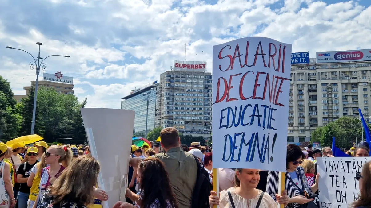 Guvernul adoptă un memorandum pentru creșterea salariilor pentru profesori. Ce cuprinde documentul. Ciolacu îl contrazice pe premier: „Nu e un acord politic”