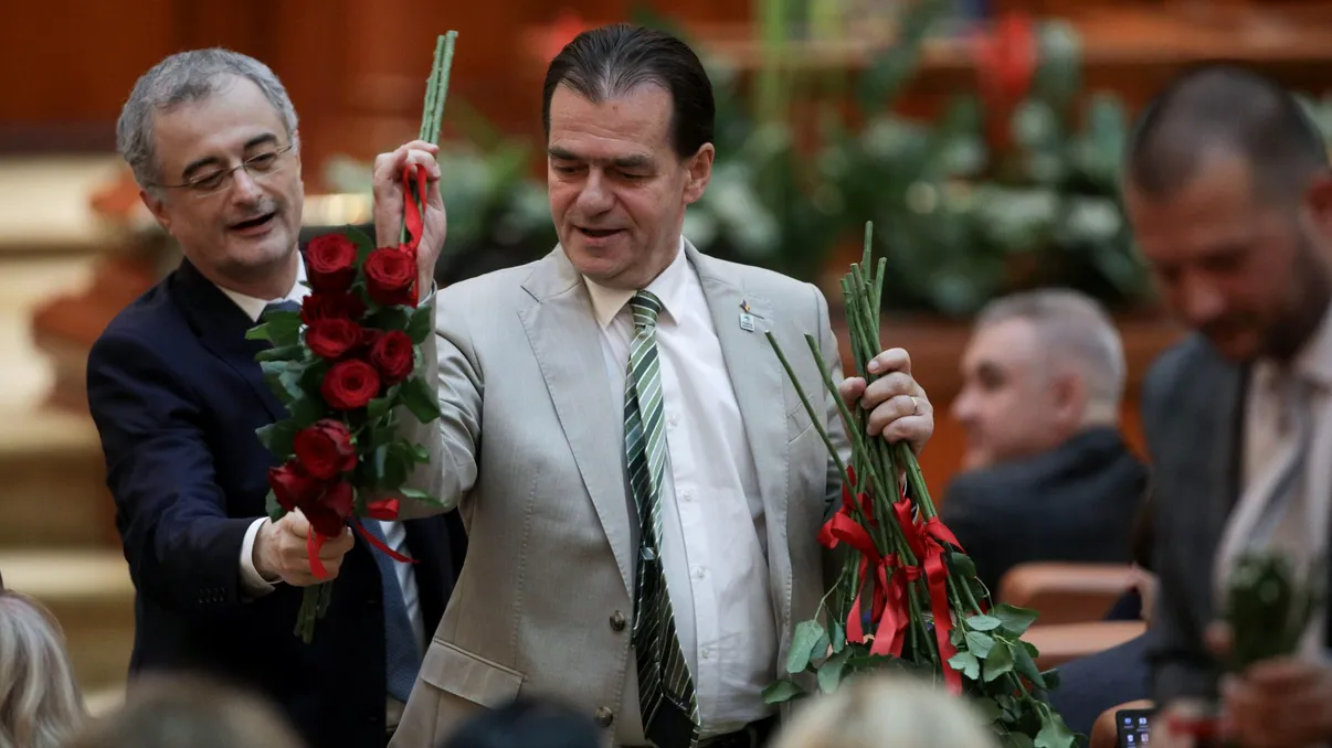 Momente-cheie de la votul cabinetului Ciolacu din Parlament. Orban a împărțit trandafiri roșii liberalilor și i-a criticat dur. Diana Șoșoacă, scandal la tribună