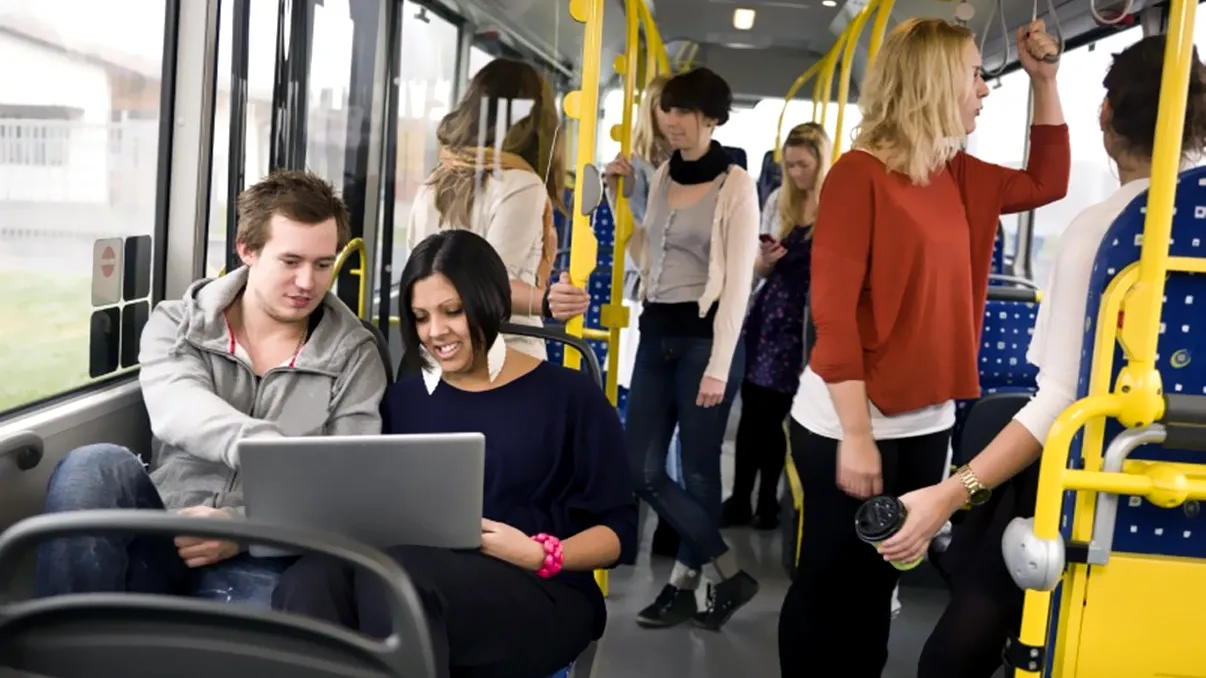 O tânără a stârnit revoltă într-un autobuz. Gestul ce a iscat controverse. „Nu văd problema”