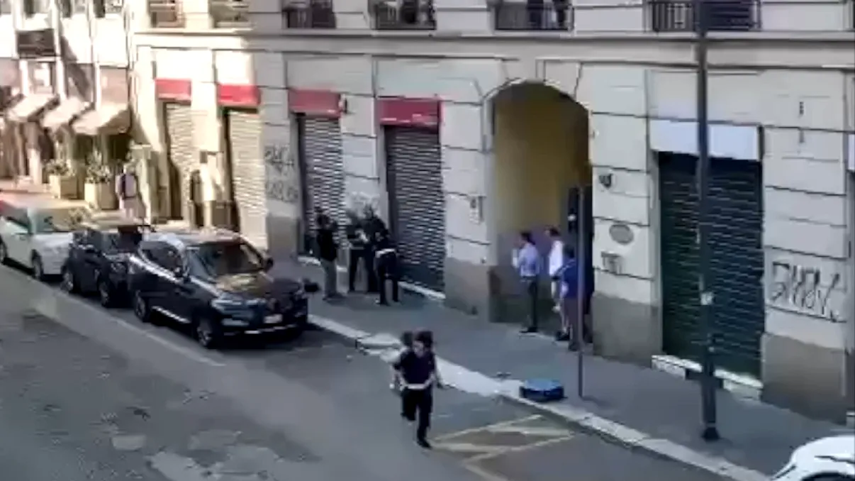 Un polițist din Milano, făcut KO de un român. Momentul a fost filmat. Video