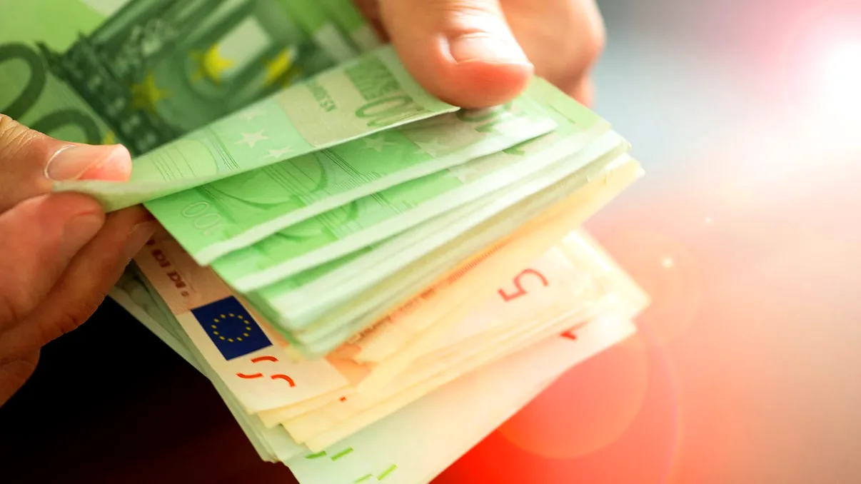 A primit 5.000 de euro din greșeală, dar a refuzat să-i returneze: cum a scăpat clientul unei bănci de pedeapsă