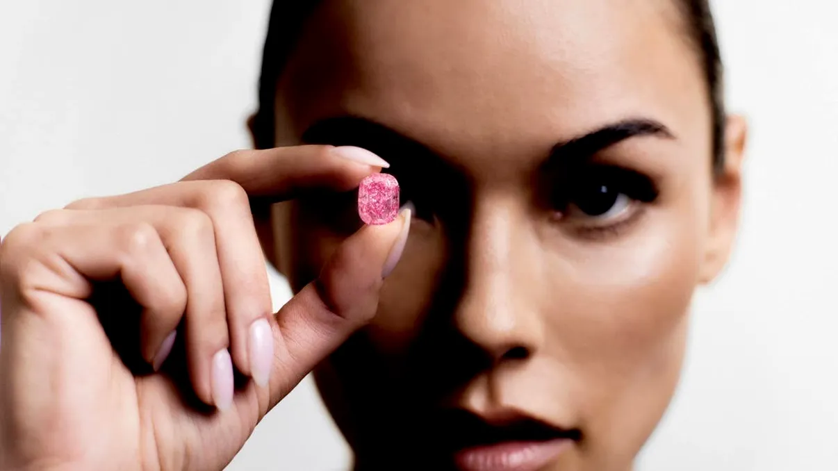 Cel mai scump diamant roz s-a vândut pentru o sumă record de 34 de milioane de dolari în doar două minute