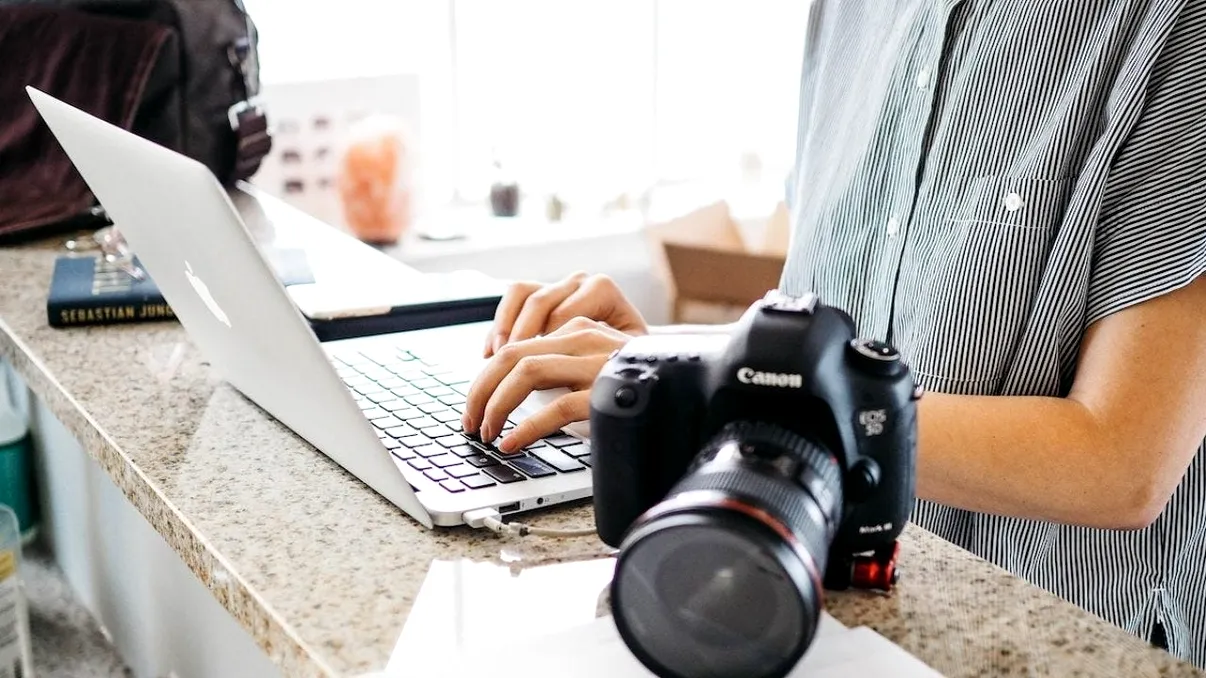 Cum și-a „păcălit” un fotograf clienții cu inteligența artificială, de ce a făcut-o