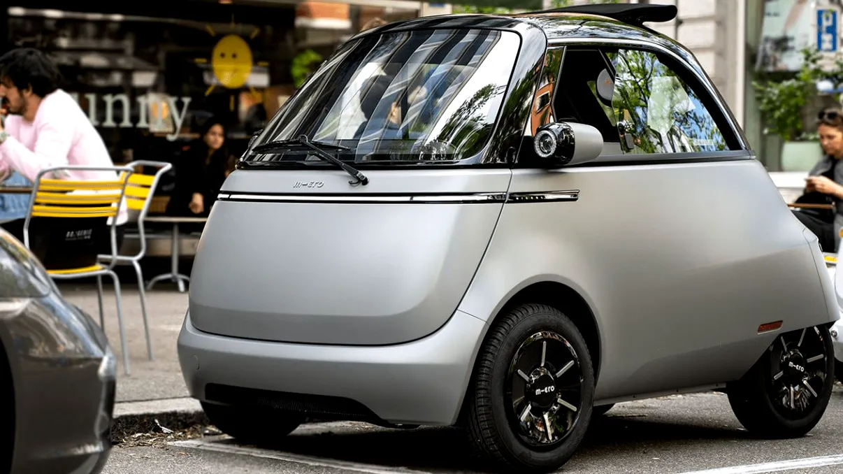 Ar putea fi cea mai adorabilă micromașină din lume și vine din Italia: ”bolidul” electric Microlino, perfect pentru oraș
