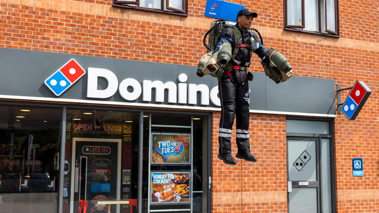 VIDEO Pizza livrată cu jetpack-ul: marele brand din România care a realizat această premieră
