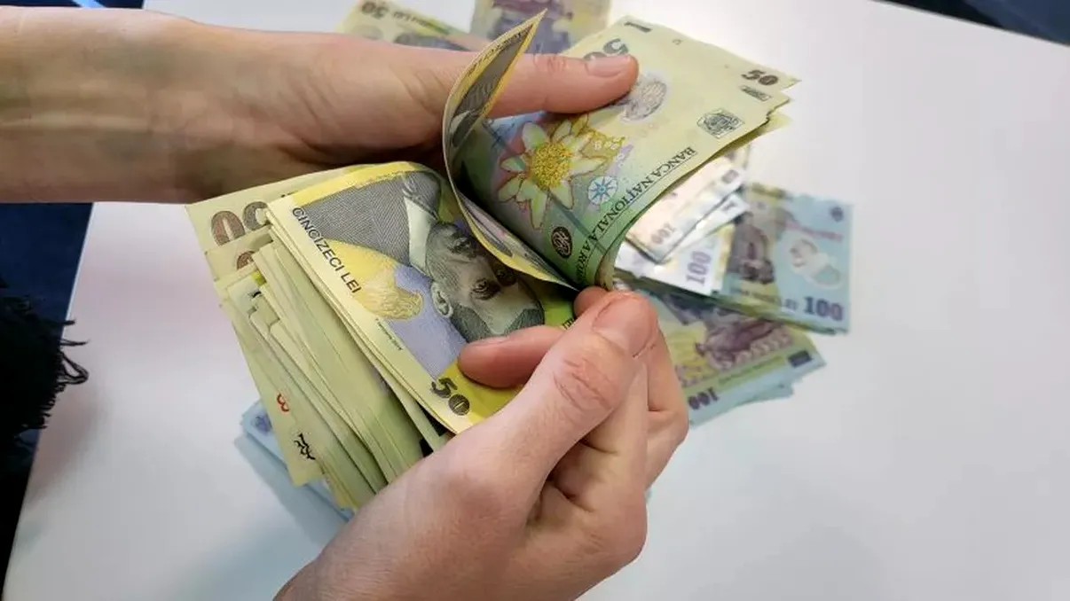 Salariile sub 8.000 de lei, considerate mici. Statul îți dă bani, dacă nu ai acest venit lunar - e obligatoriu