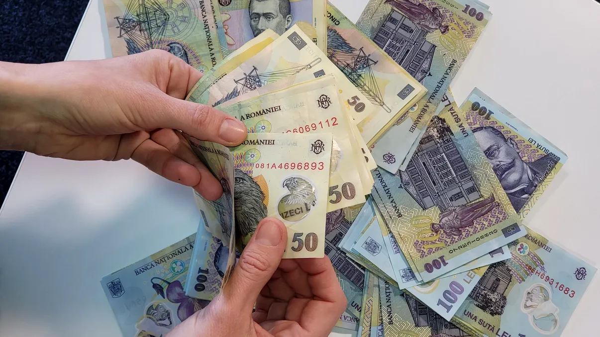 Românii trăiesc doar ca să-și plătească datoriile, este oficial. Ce venituri au, ce s-a întâmplat cu banii