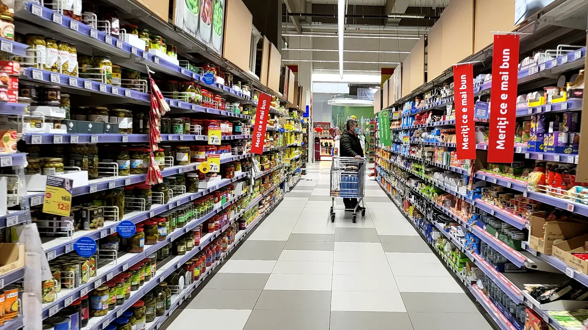 Noua lovitură pentru buzunarul Românilor, scumpiri chiar și la cele mai consumate produse: o să ne uităm la rafturile pline din restaurante, baruri, magazine