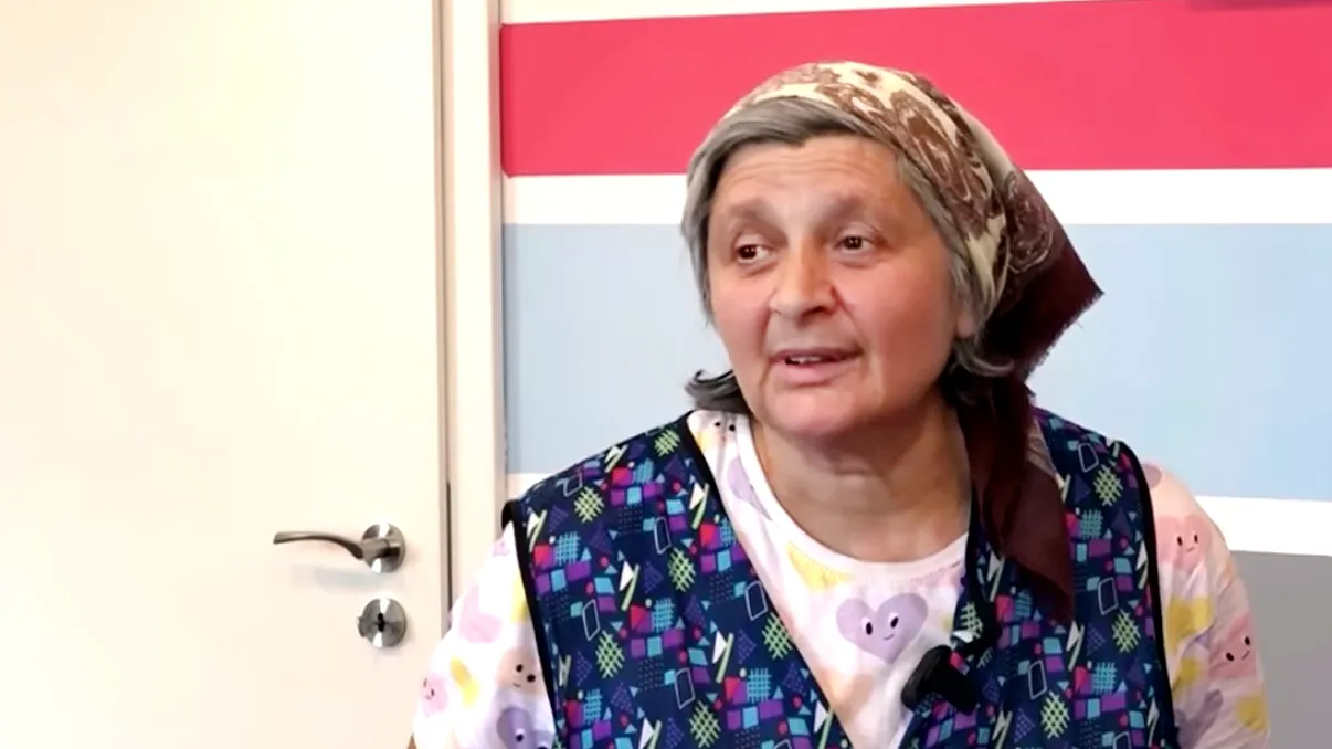 Mândrie mare pentru o femeie din Suceava. Fiul ei a ajuns directorul școlii în care ea lucrează ca femeie de serviciu