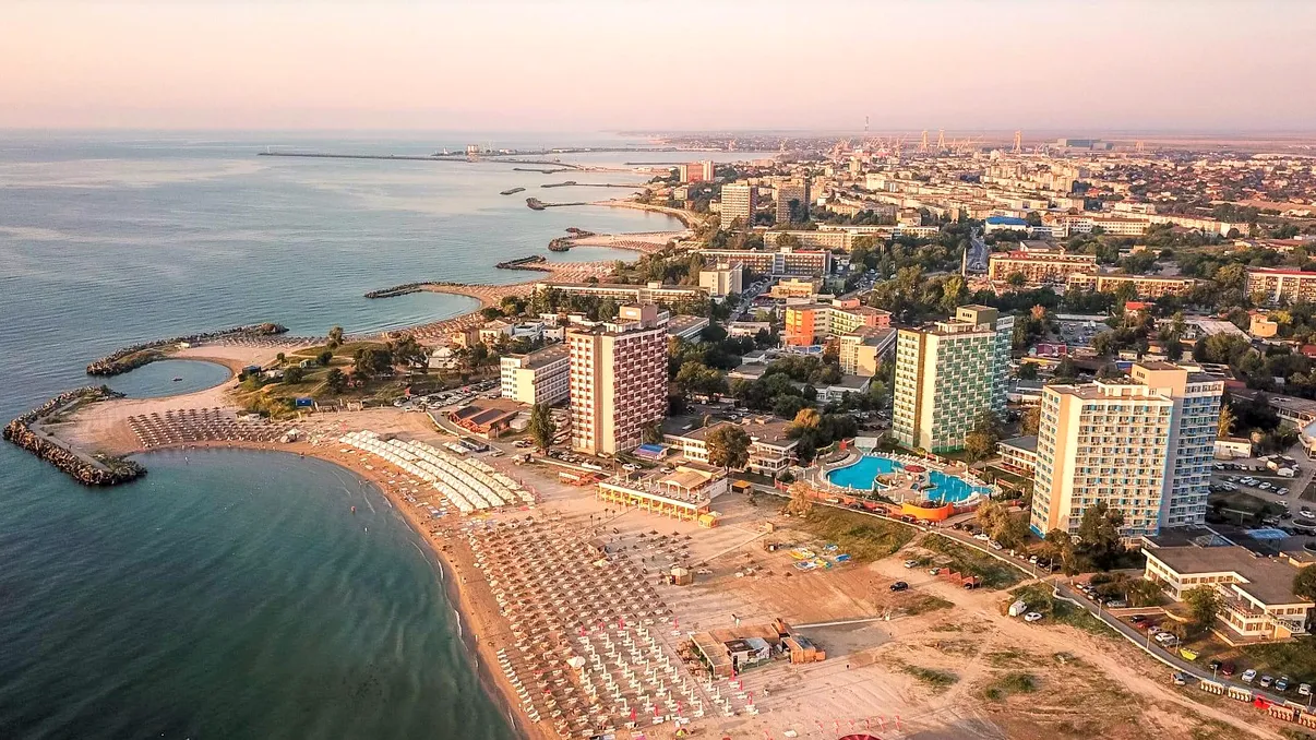 Saturn - stațiunea de pe ”Riviera Românească” unde poți să fugi de haosul din Mamaia: ce faci pe litoralul Mării Negre, cât costă VIDEO