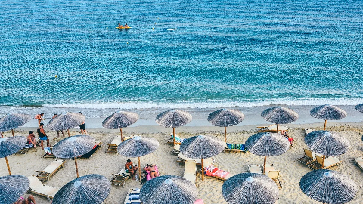 Unde își petrec concediul cei mai mulți români și câți bani și-au alocat pentru vacanță. Aproximativ 39% rămân acasă