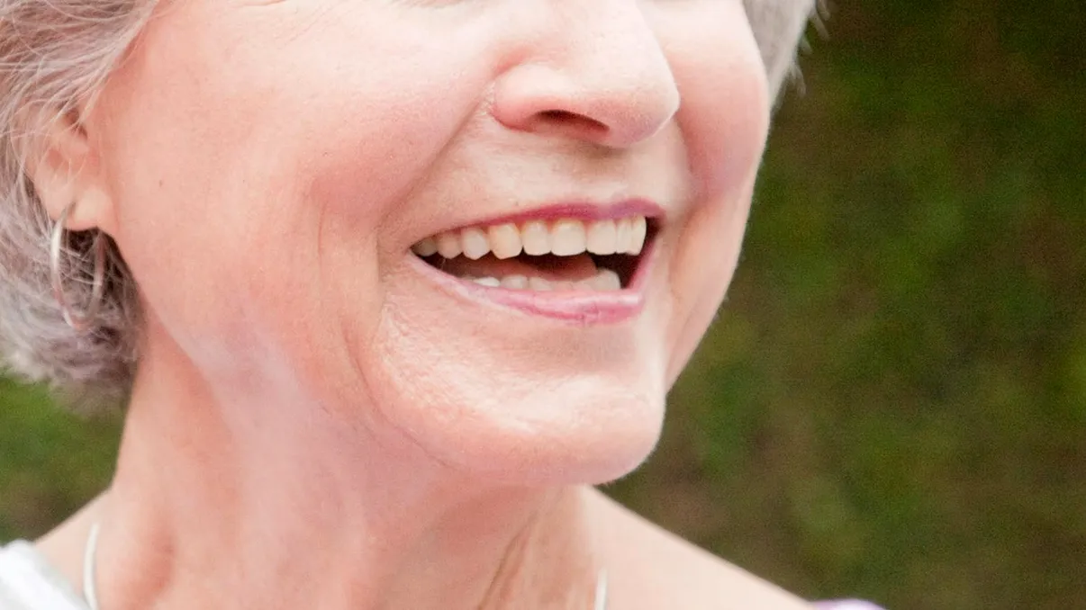 De ce ni se schimbă vocile, pe măsură ce îmbătrânim: explicația oamenilor de știință