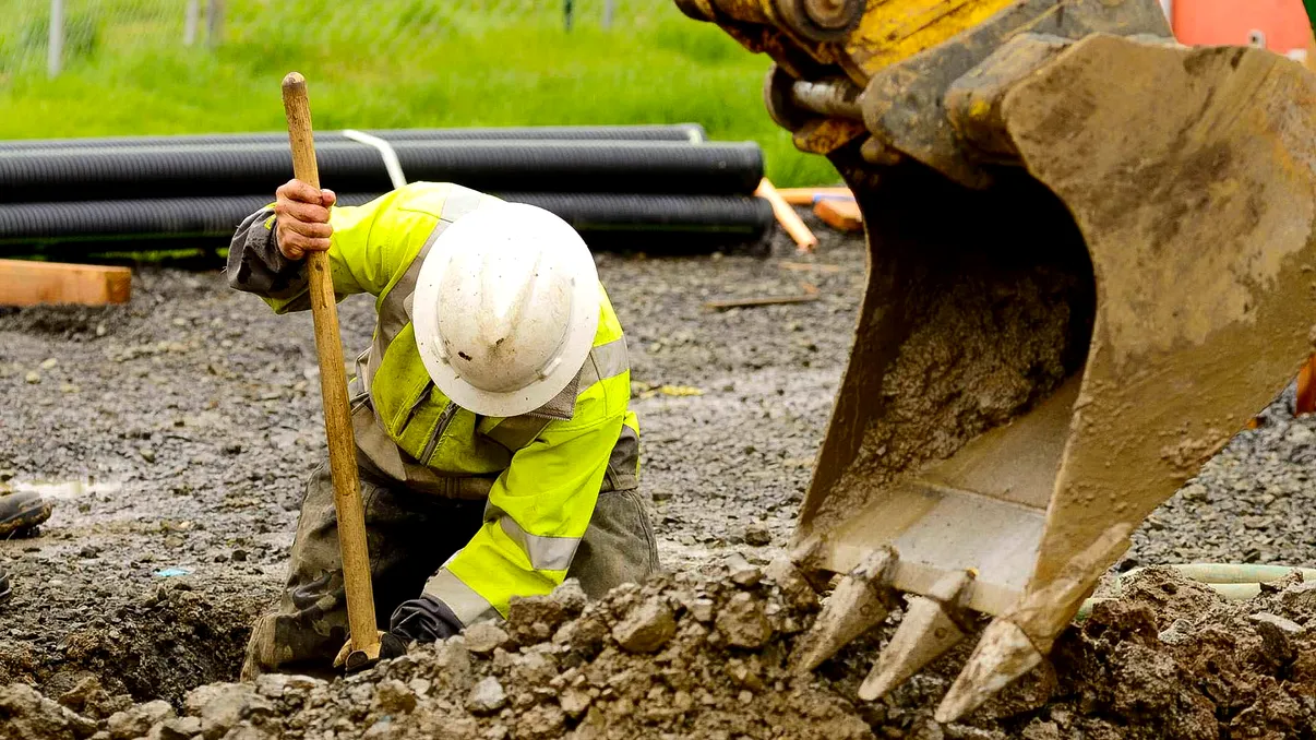 Lovitura momentului pentru românii din construcții: așa scazi salariul românilor, sabotezi șantierele și îngropi România