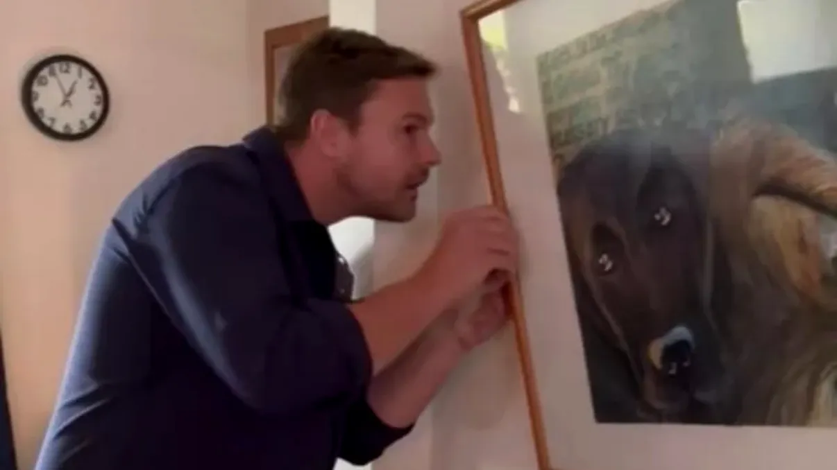 Descoperire incredibilă în spatele unui tablou. Ce ascundea lucrarea de artă. Foto