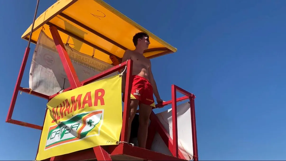 Turist român nemulțumit că nu poate intra în apă din cauza salvamarilor: Cei de pe litoral trăiesc din banii mei
