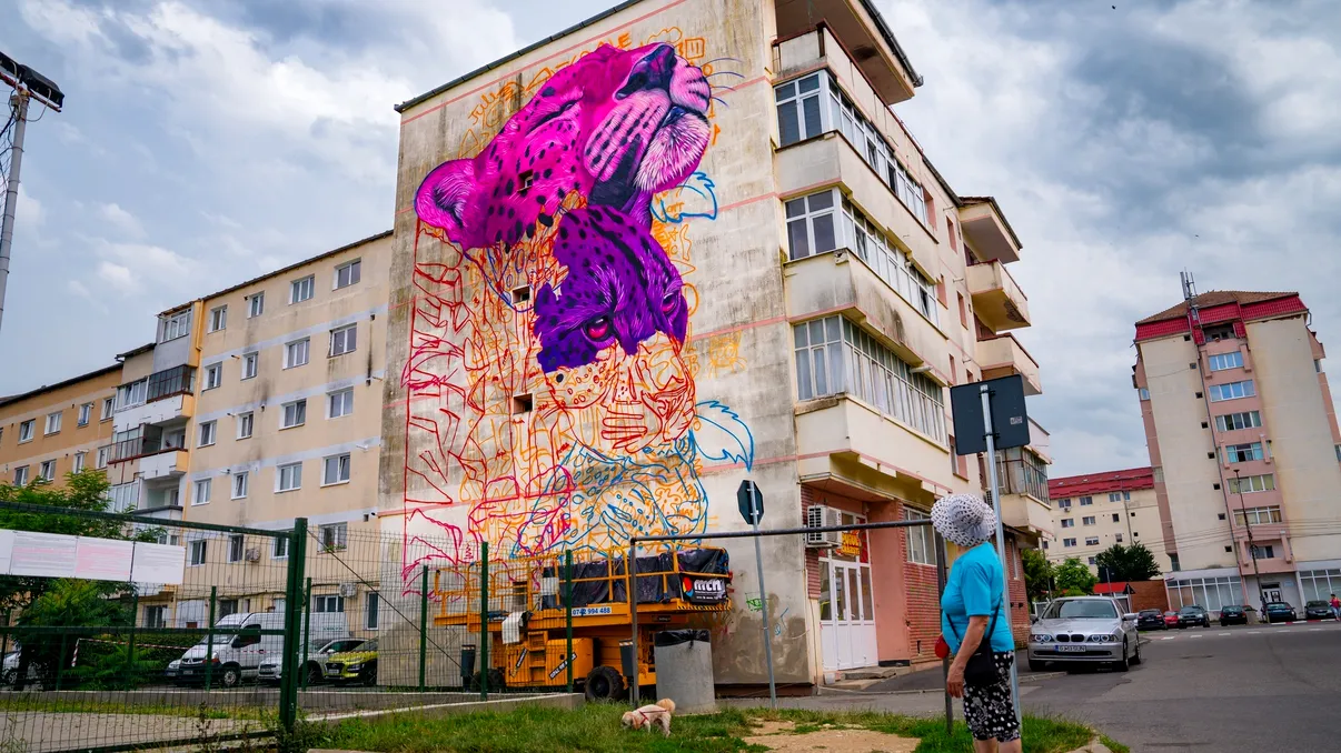 Cea mai spectaculoasă fațadă din lume a unui bloc este în România. Oamenii au plătit câte 400 de lei pentru pictură