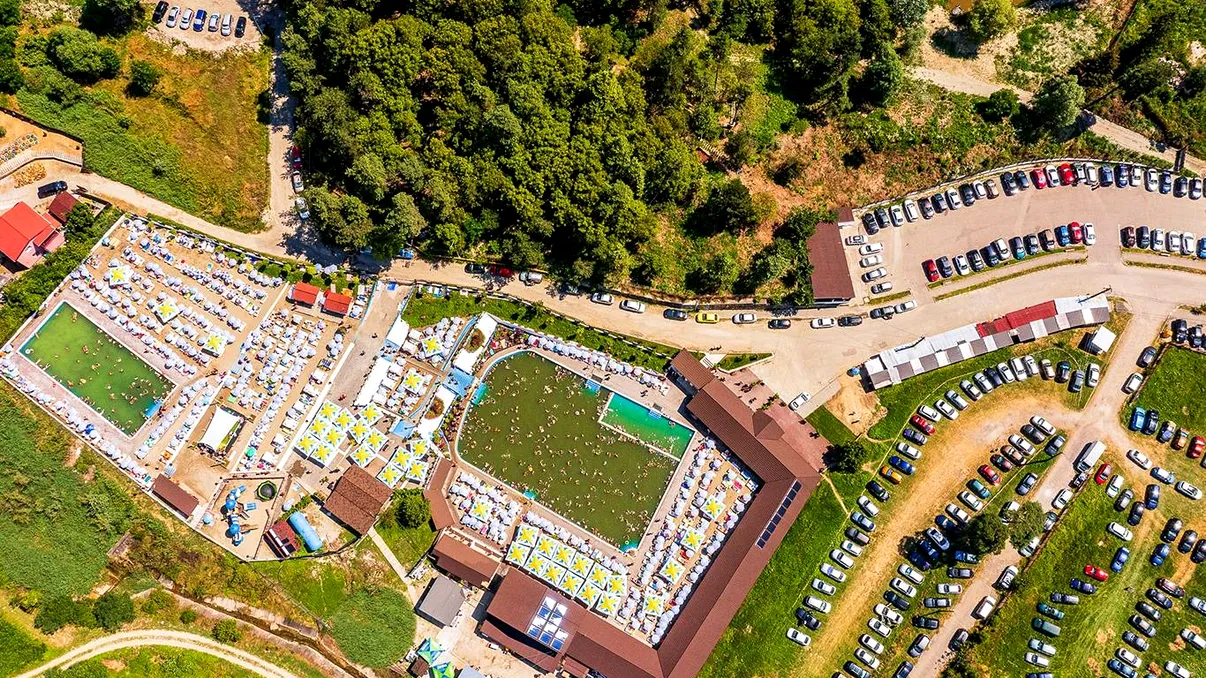 Locul din România unde apa are salinitatea ca Marea Moartă: de ce este unic „ștrandul fără fund” 