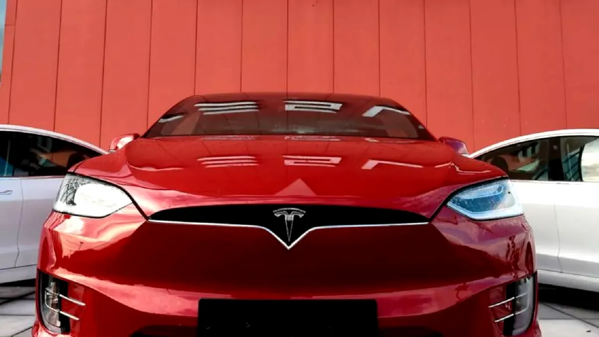 Tesla, dată în judecată pentru inducerea în eroare a clienților. Ce acuzații aduc aceștia producătorului de mașini electrice