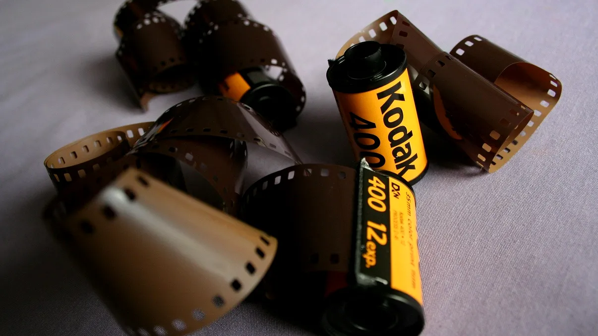 Kodak nu renunță la producția de filme foto. Cum a ajutat Oppenheimer