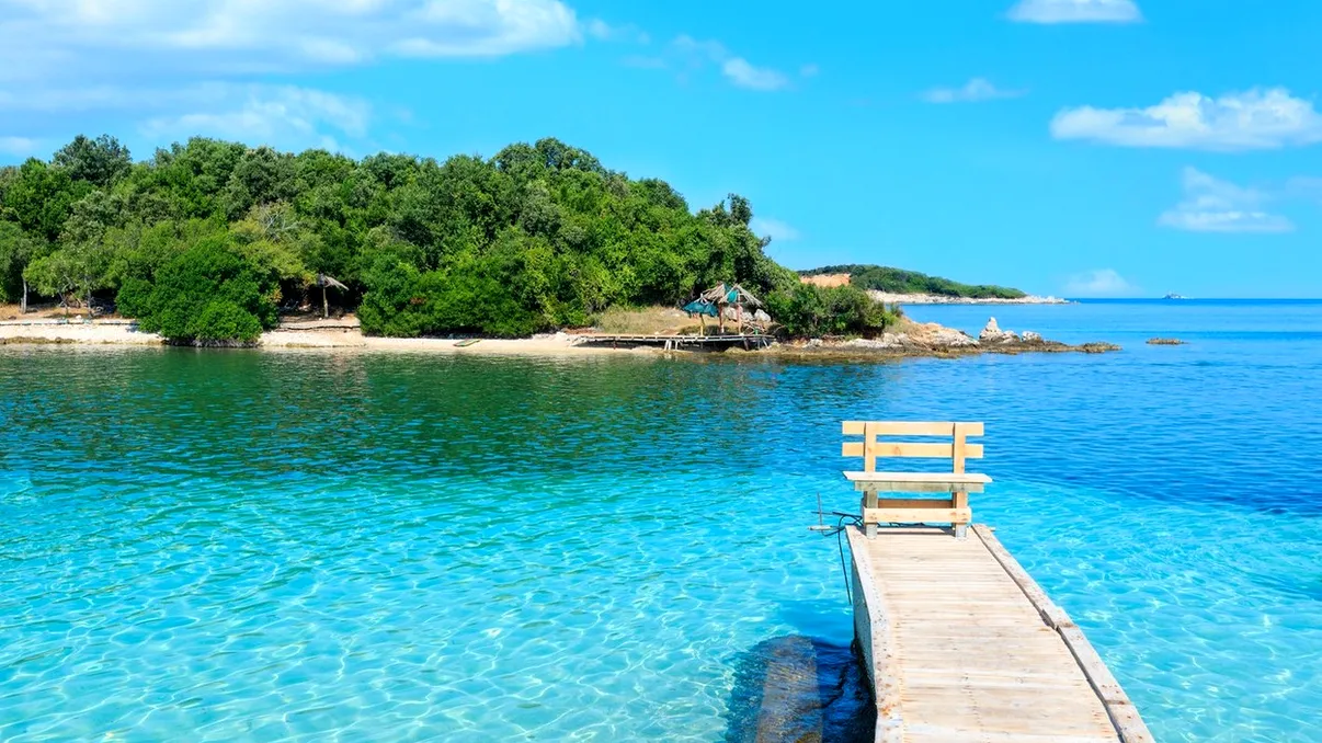 Maldivele din Europa, o nouă destinație preferată de turiști. Stațiunile sunt „invadate” de italieni care fug de prețurile mari. Cât costă un șezlong