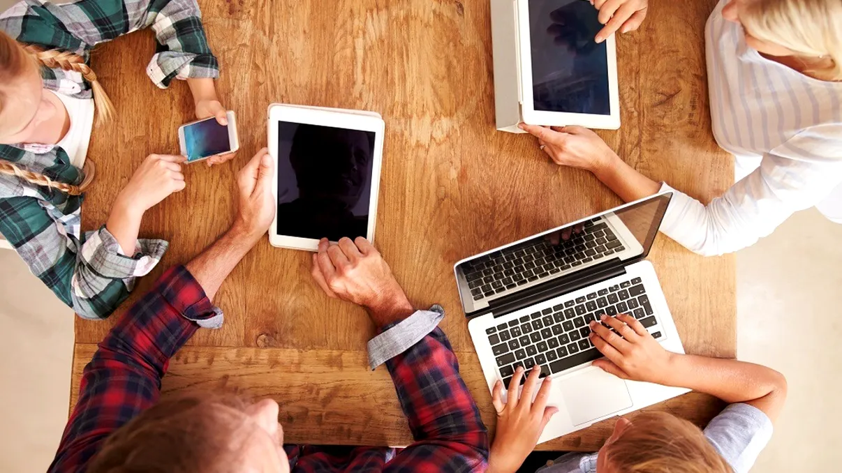 Modul incredibil în care folosesc românii tehnologia. Ce facem cu telefoanele noastre în casă, de fapt