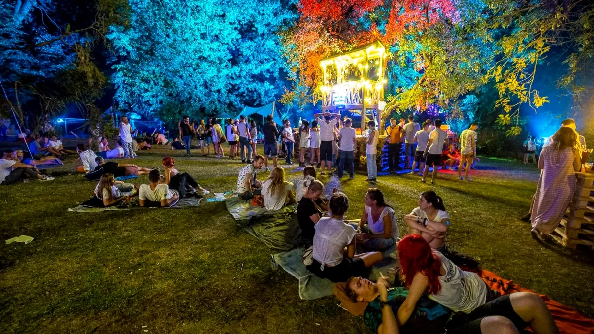 Festivalul Summer Well începe mâine: ce trebuie să știi, de la program și line-up până la acces și activități