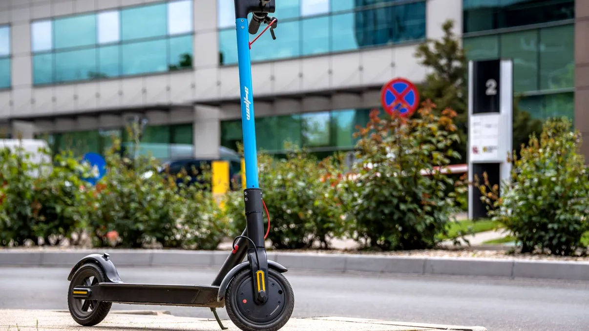 Trotinetele electrice, un pericol public în România. Riscurile la care se expun șoferii, pietonii și nu numai