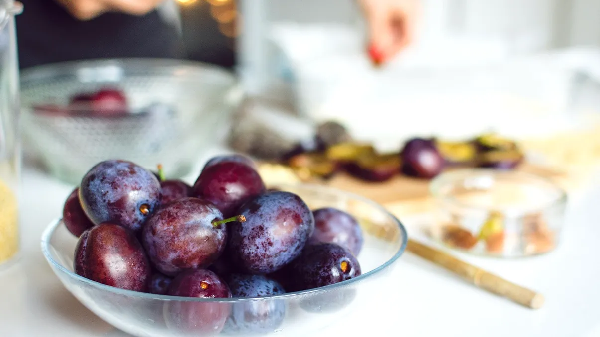Diferențele dintre prunele negre și cele roșii. Ce substanțe conțin și ce efecte au asupra organismului 