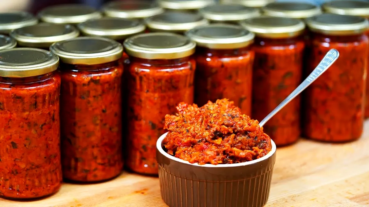 Mâncarea pregătită de toți românii toamna, origini încâlcite. Cine ar fi inventat zacusca și ce semnificație are denumirea ei