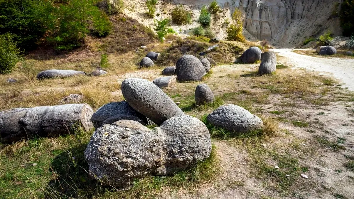 Misterul ”pietrelor vii” care cresc și se ”înmulțesc”. Ce sunt trovanții de la Costești, de fapt