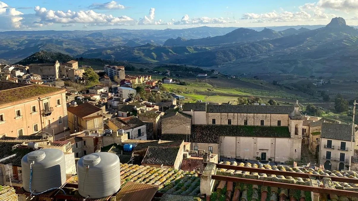 Și-au cumpărat o casă cu doar 5 lei și încă una de lux la prețul unei garsoniere din București, în Sicilia. Cum arată proprietățile. Foto