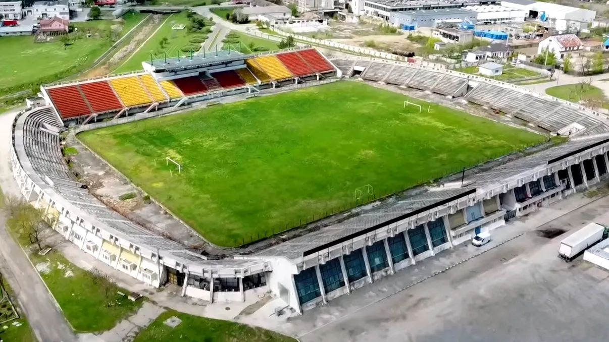 Ce s-a ales de singurul stadion de Liga I făcut într-un sat din România. Construit din capriciile lui Ceaușescu, acum colosul din Scornicești zace în ruină