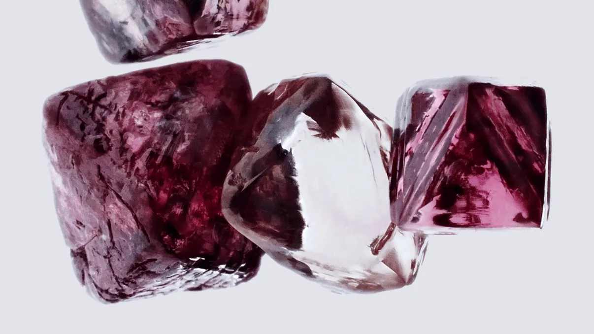 O descoperire inovatoare identifică ingredientul secret al diamantelor roz: care este secretul