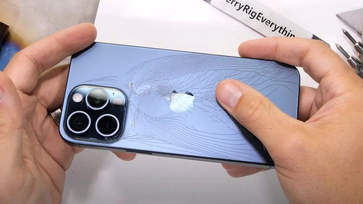 iPhone 15 Pro, scump și ușor de spart. De ce trebuie să ai foarte mare grijă cu noul telefon Apple