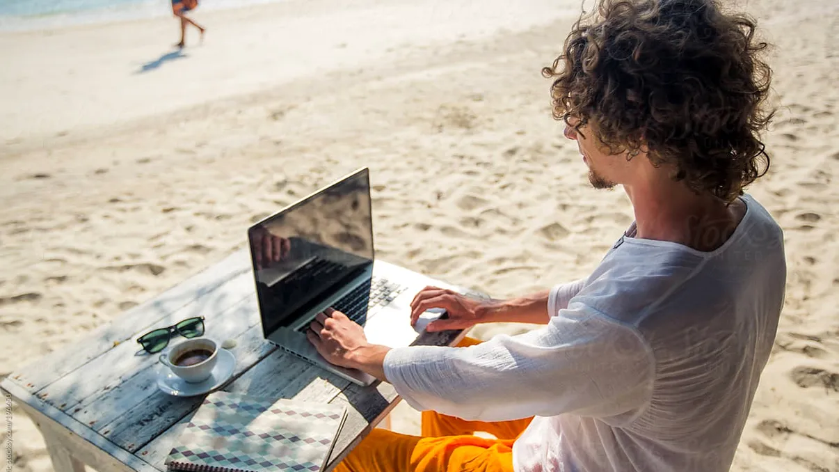 Cât de mult lucrează românii în concediu: tu lași laptopul deoparte în vacanță?