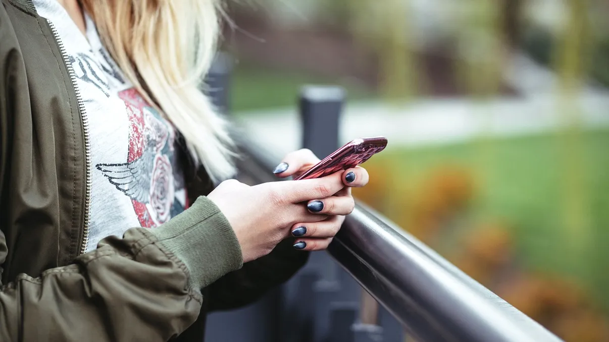 Accesul la rețelele sociale, restricționat pentru copii și adolescenți. Vârsta până la care ar putea fi impus controlul parental