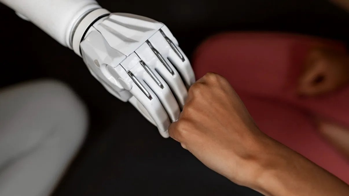 Cum se schimbă comportamentul angajaților atunci când lucrează cu roboți. Fenomen îngrijorător pentru angajatori
