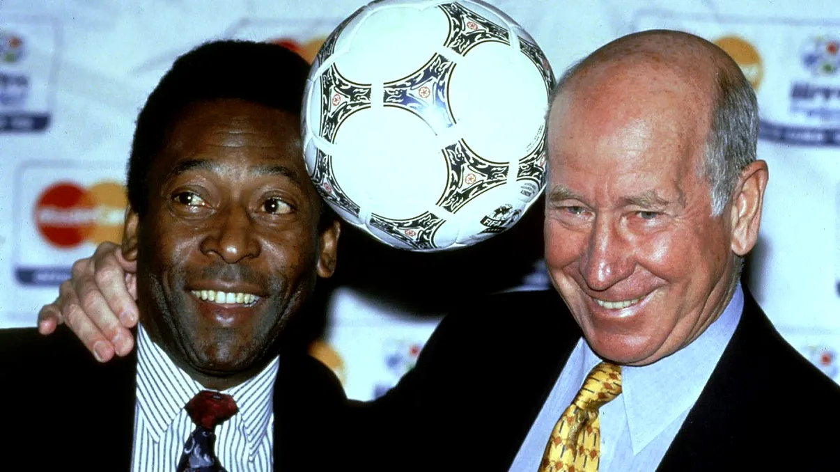 A renăscut din cenușa dezastrului de la Munchen și a devenit „mai bun decât Pele”. Britanicii, reverență în fața legendarului Sir Bobby Charlton