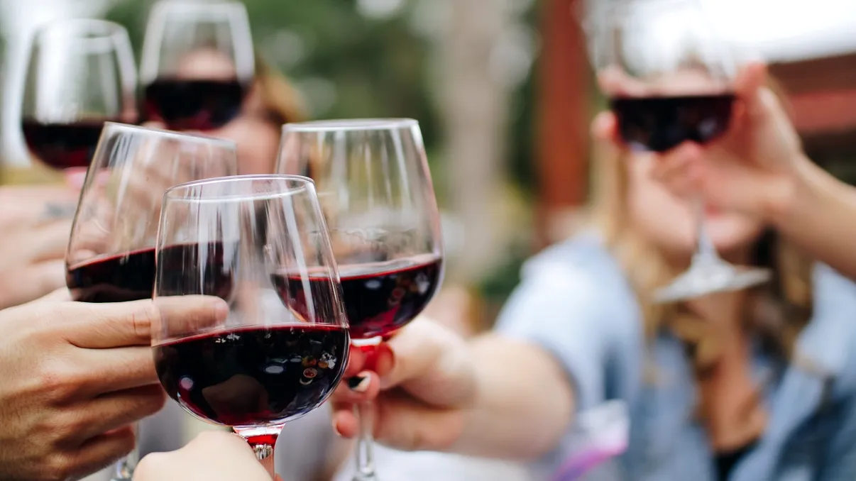 Ce se întâmplă în organismul tău dacă bei alcool zilnic. Explicațiile specialiștilor