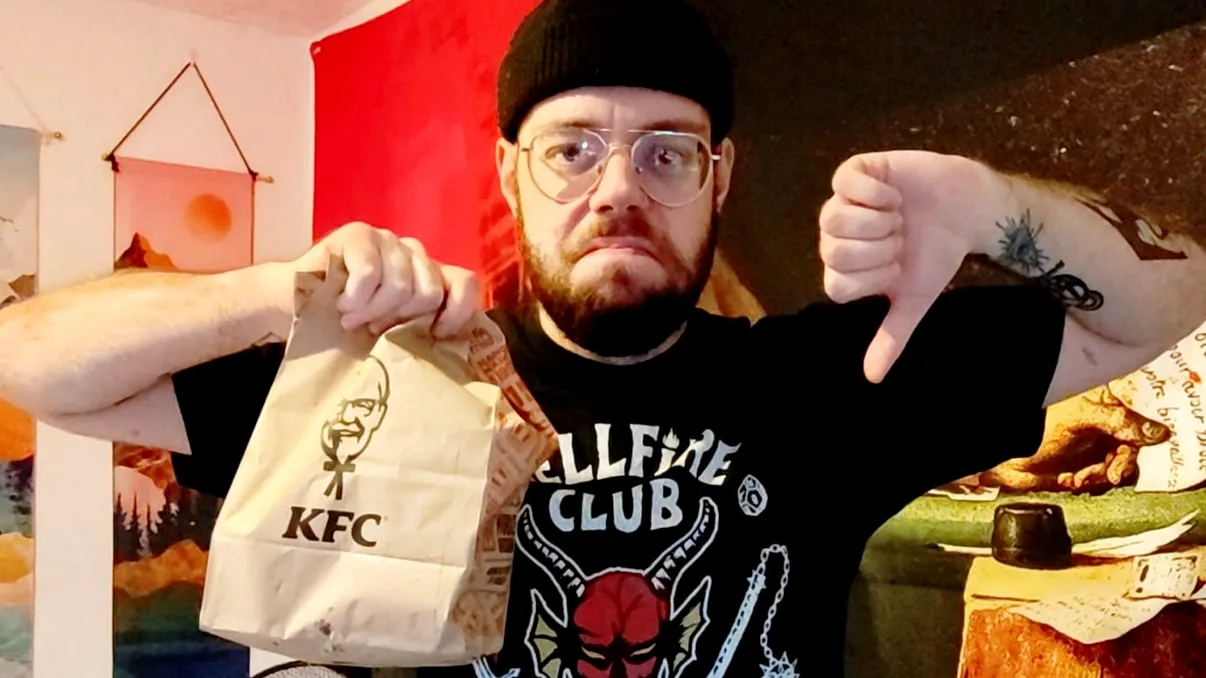 Înfometat să fii, ghinion să ai. Ce a găsit un bărbat într-un meniu fast food