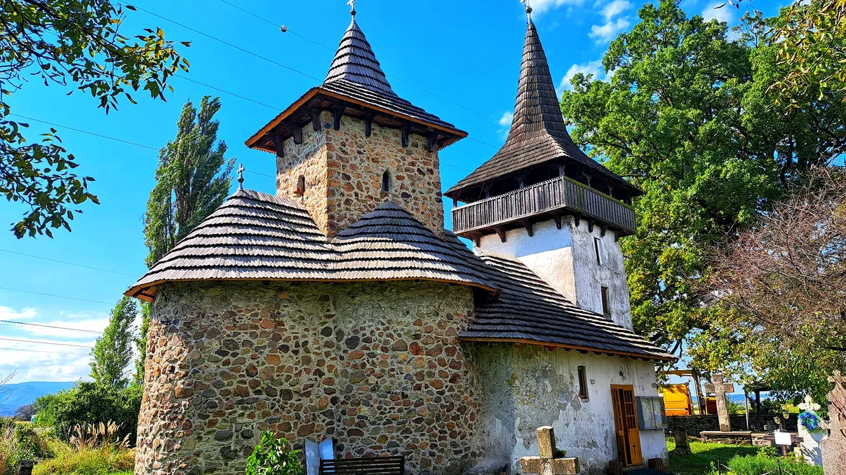 Lăcașul de cult din inima Transilvaniei, vechi de 1.000 de ani. De ce este specială Biserica din Gurasada, de fapt [VIDEO]