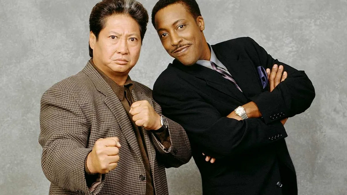 Primul serial polițist american care le-a arătat românilor că nu trebuie să fii Van Damme, ca să fii erou. Cum a învățat actorul principal din Legea Marțială engleza la filmări VIDEO