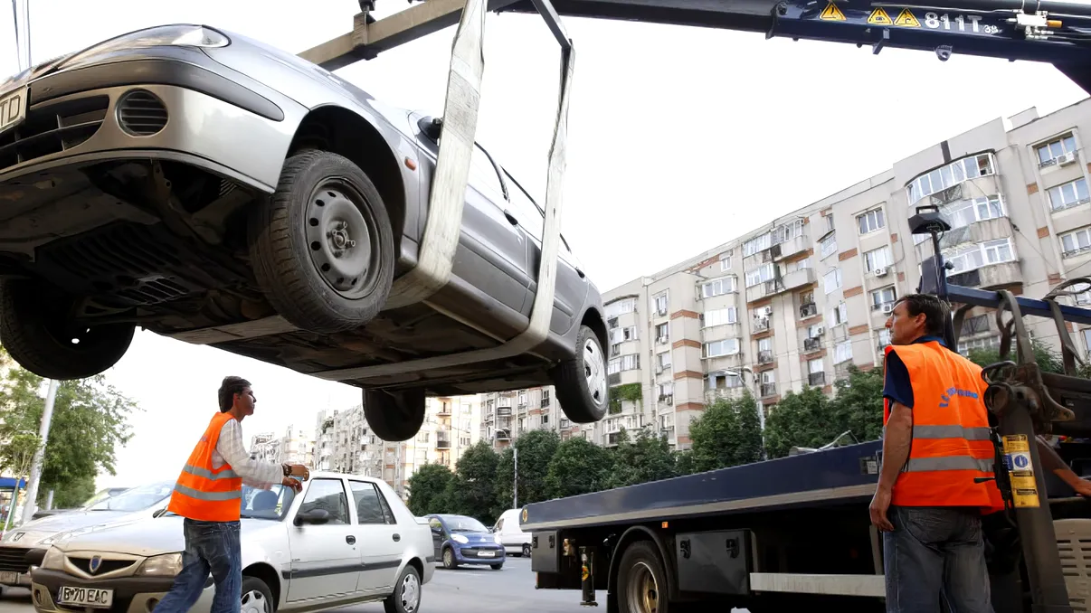 Îți ridică mașina pe loc în România, chiar și fără greșeală. Cum am ajuns în această situație, ce spune Codul Rutier