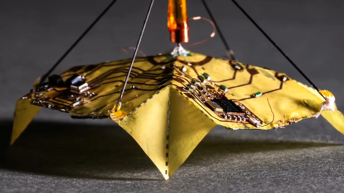 Acești roboți zburători inspirați de origami își schimbă forma în aer: la ce ajută VIDEO