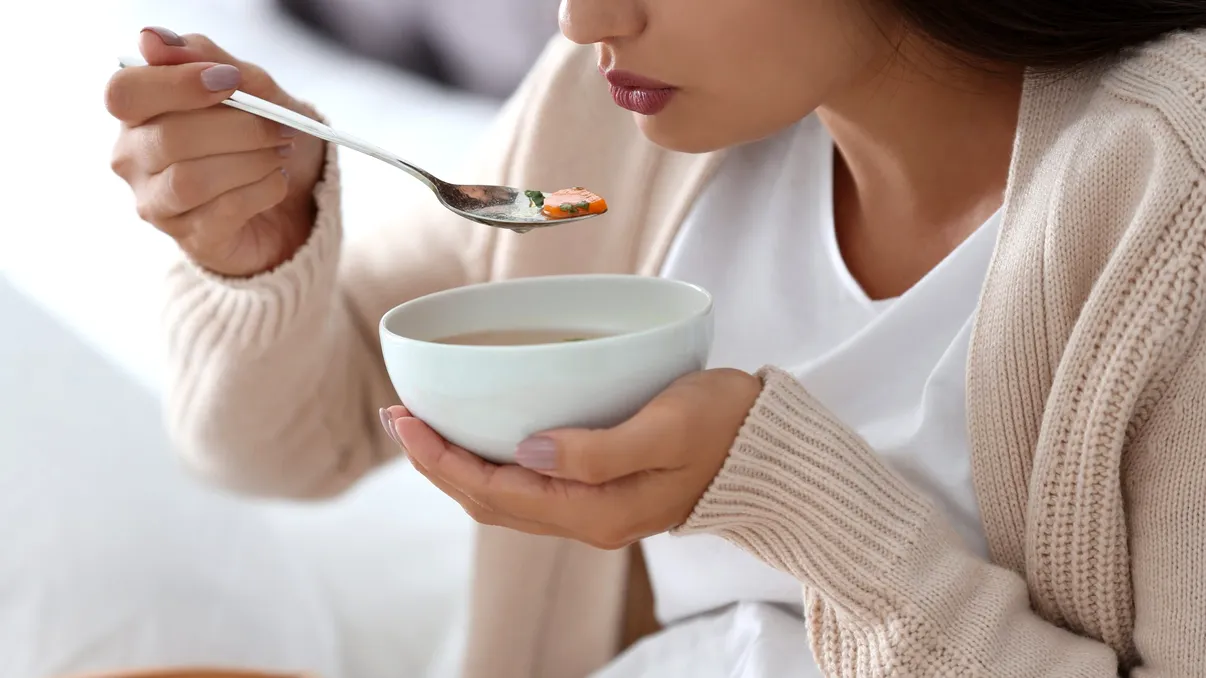 Supa de pui chiar ajută când ești bolnav? Ce spune știința despre cel mai bun leac 