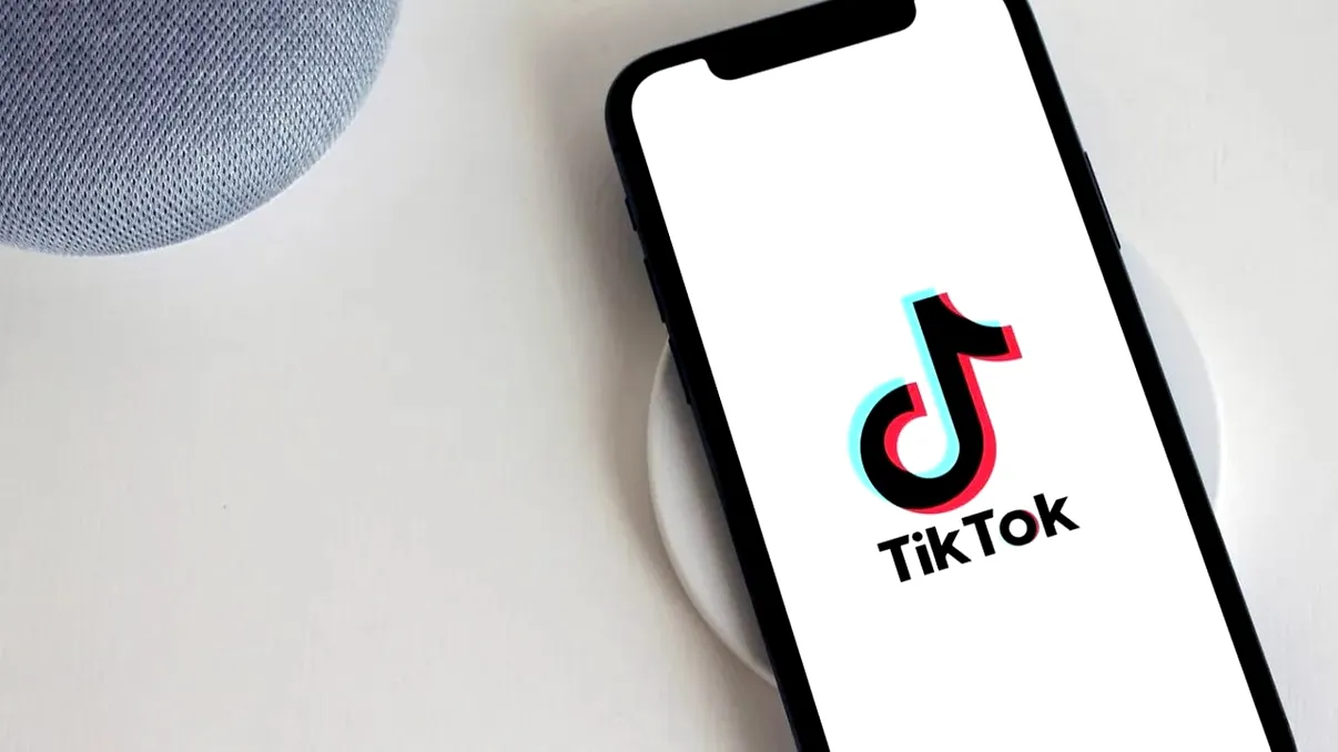 Românii, dependenți de TikTok: Câte milioane folosesc rețeaua de socializare, la ce se uită