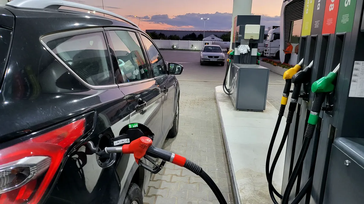 Se întâmplă la pompă, iar șoferii de mașini pe benzină și motorină sunt primii loviți. Cât costă carburantul în România luni, 6 noiembrie