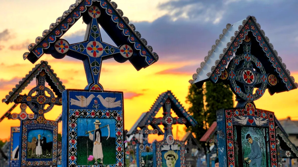 Singurul cimitir vesel din lume, în România. Versurile amuzante de pe crucile viu colorate, o ”bucurie” la Săpânța