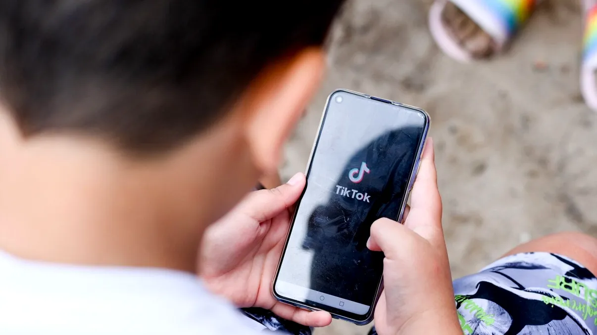Copiii sub 16 ani ar putea să nu mai aibă acces la TikTok, Instagram și Facebook: Ce prevede proiectul de lege